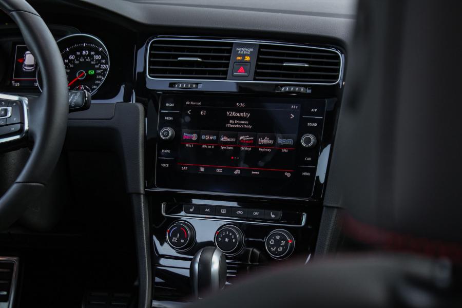 Детали интерьера Volkswagen Golf GTI 5-Door (Typ 5G) 2017 года  (NA) (фото 32 из 41)